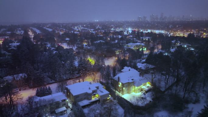 宁静的社区被雪覆盖，房屋被白色覆盖。多伦多