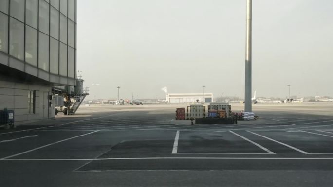 长途旅游登机乘客机场摆渡车走过飞机场登机