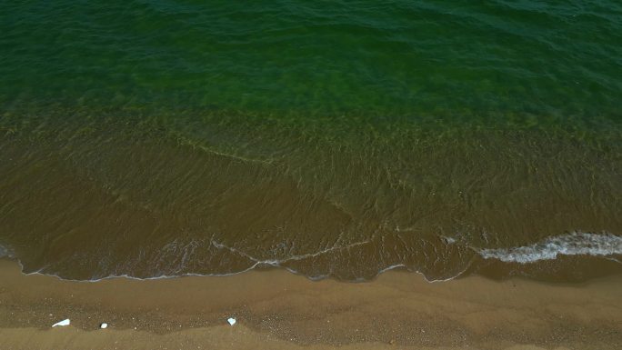 海边唯美的浪花翡翠色的海水