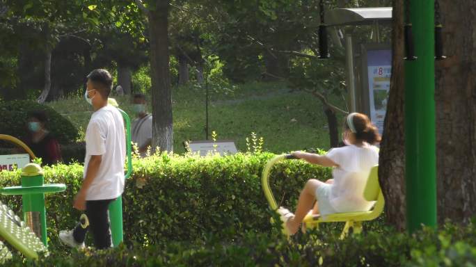 公园早晨老人晨练跑步跳舞锻炼身体健身绿色