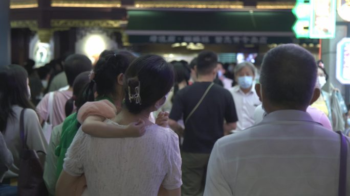 疫情复工复产上海人流夜景4k升格实拍
