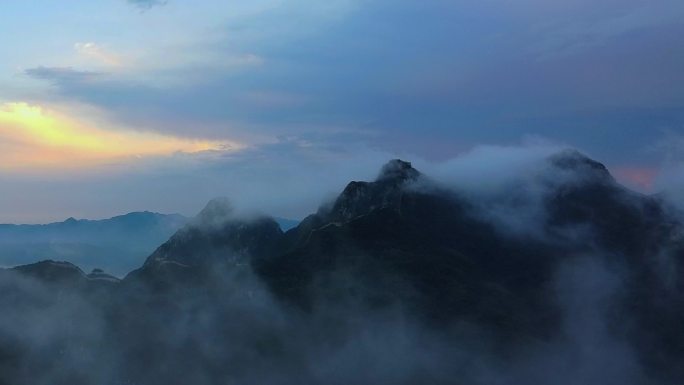 箭扣长城夏季雨后黄昏云海