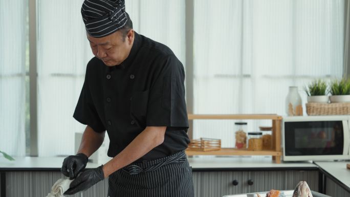 日本厨师切生三文鱼做寿司三文鱼