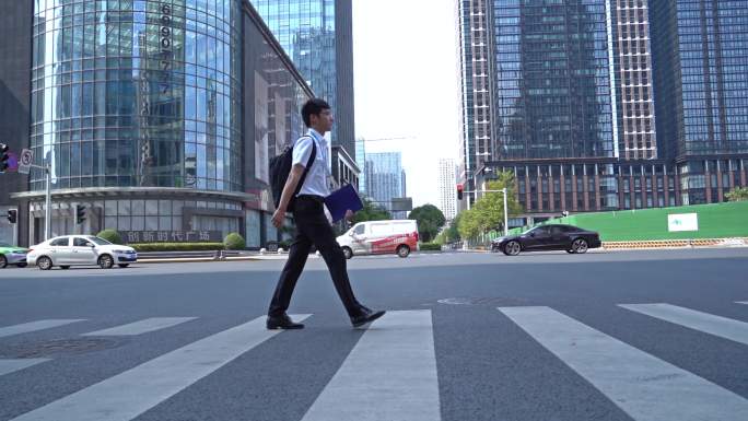 慢镜头城市街道年轻人行走