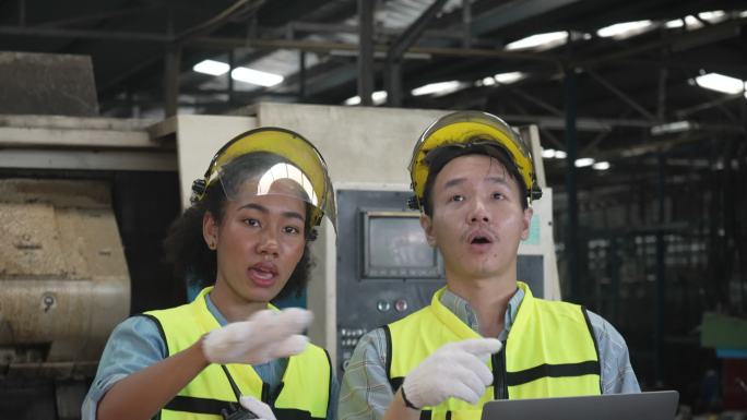 蓝领工人在工厂里操作机器。