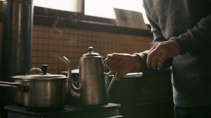 CU-一位日本老妇人在家泡茶