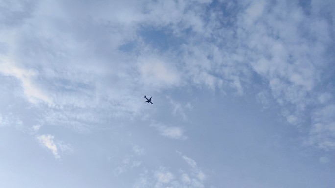 一架飞机飞过天空4k