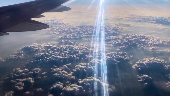 在飞机上拍窗户外面 飞机上拍的云层 日落