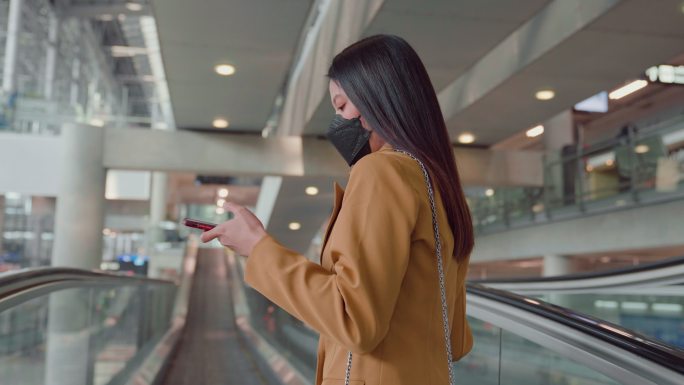 机场的亚洲女性电梯披肩发美女
