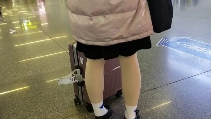 机场飞机乘客在行李传输带前拿起自已的行李