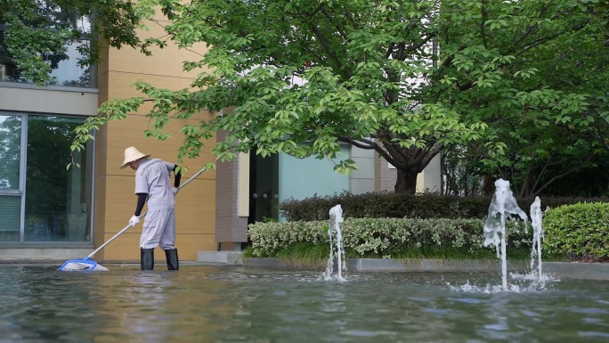 社区园艺浇花洒水打捞树叶