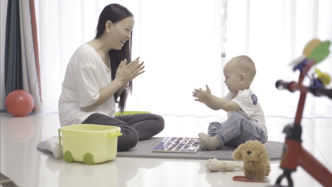 小孩认字早教家教妈妈陪伴儿子学字母学数字