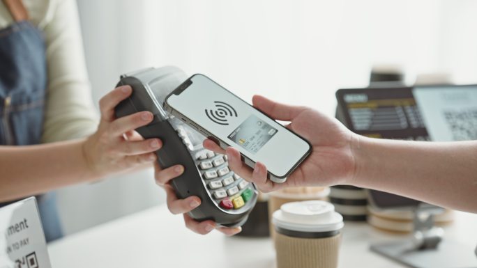 特写手：使用移动电子钱包应用程序，在信用卡机上无接触支付