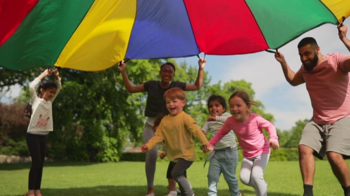 幼儿园使用降落伞游戏