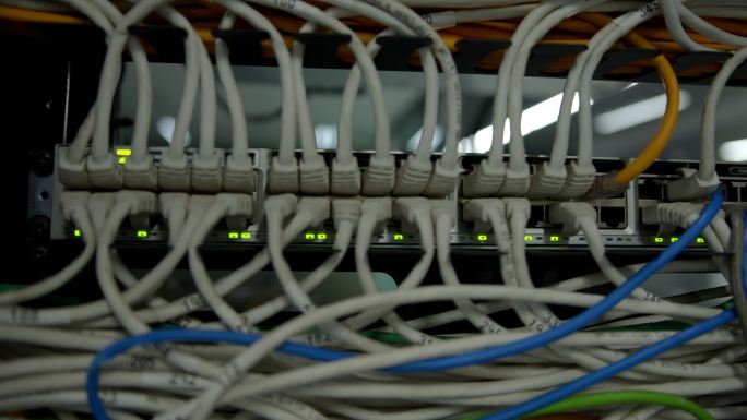 连接到服务器室内配电盘的电缆