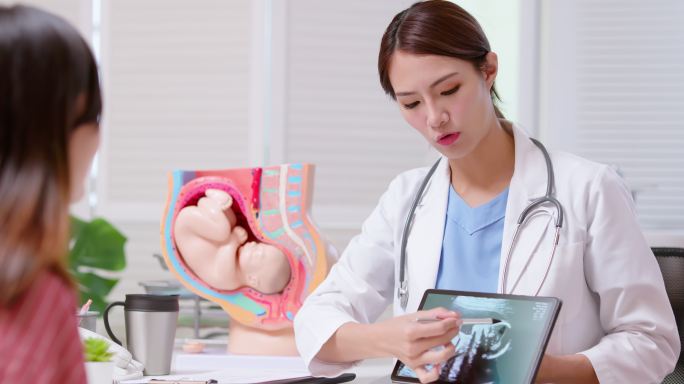 医生展示超声波心理指导胎教生育产妇
