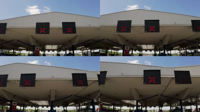 高速公路收费站停车标志的路障特写镜头。停车场自动安全系统