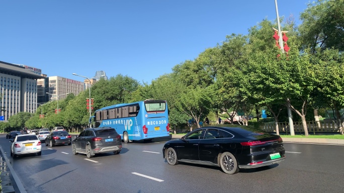 城市交通汽车在城市中穿梭车水马龙交通安全