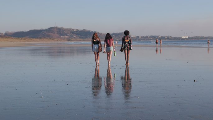 三个朋友在哥斯达黎加的海滩上散步