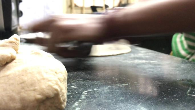 查帕蒂制作小吃烤面包