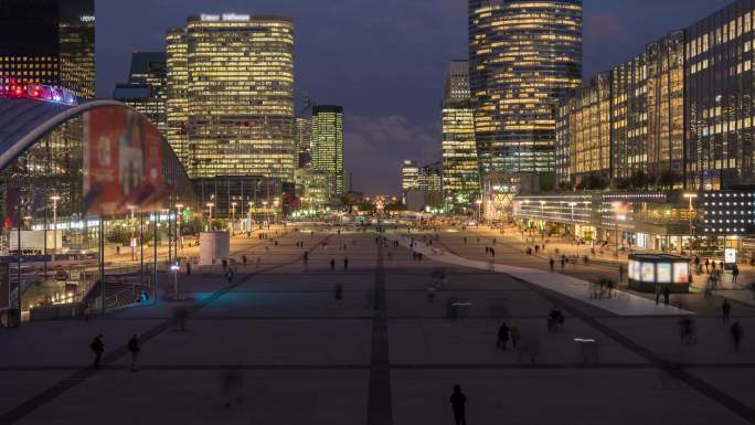 巴黎La Defense商业区天际线和夜间人群的照明视图-4k延时（向上倾斜）