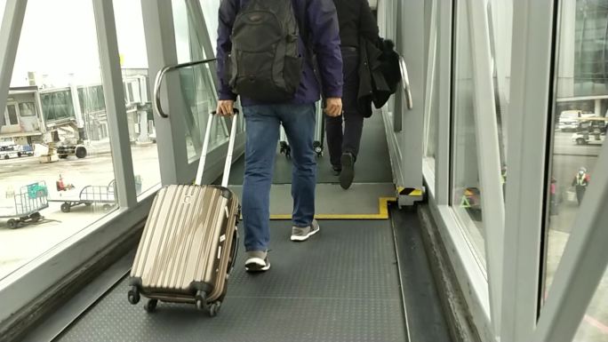 机场旅游客人登机走廊桥走过登机廊桥旅客