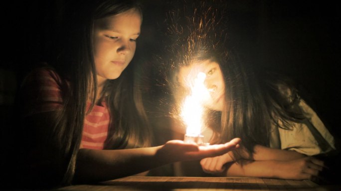 魔术场景。女孩们盯着燃烧的仙女。幻想系列。