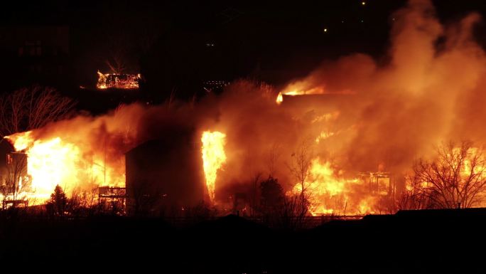 科罗拉多州博尔德外的马歇尔大火中，世界末日般的野火烧毁了高级住宅