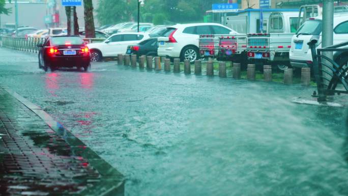 下雨天城市交通路面积水