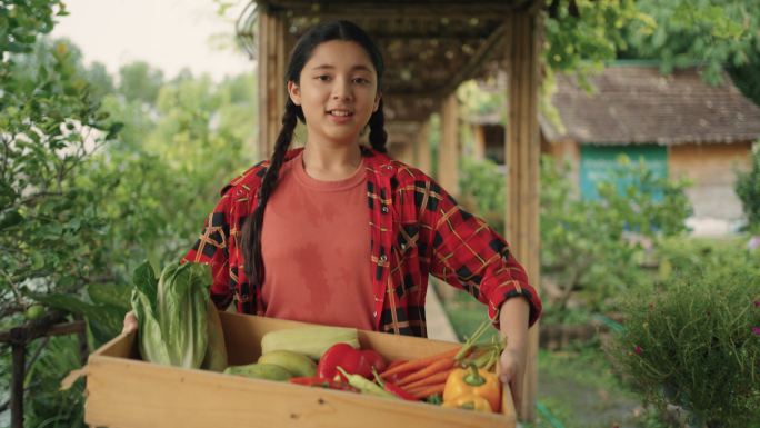 少女农场主的肖像，以他们农场的蔬菜为荣。