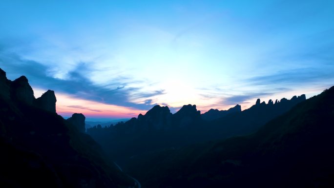 4K航拍张家界武陵山脉山区晨曦日出2