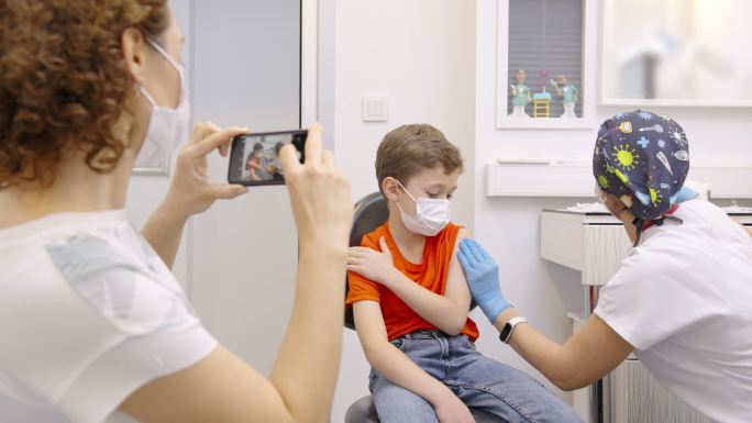 9岁男孩接种新冠肺炎疫苗