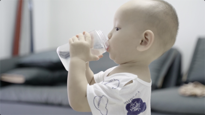 小孩喝水饮用水源健康水幸福家庭健康生活水
