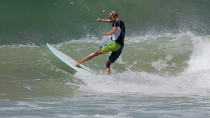 在哥斯达黎加，冲浪者在波浪上转弯