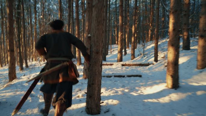 中世纪的战士在雪林中奔跑