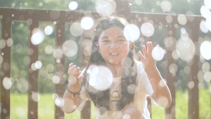 小男孩小女孩朝着镜头泼水玩水视频素材