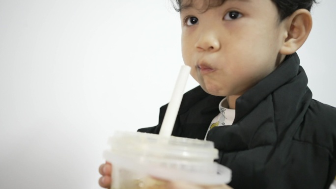 小朋友儿童开心欢快的喝饮料牛奶