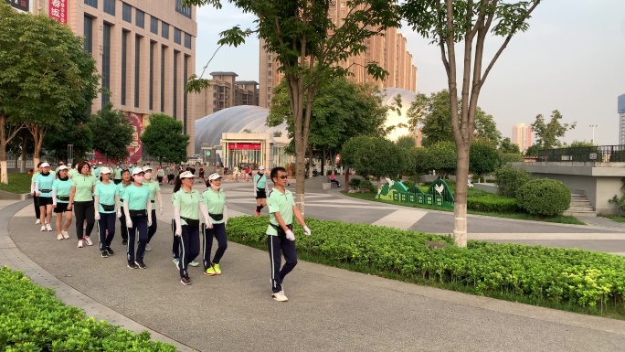 城市健身城市晨练方队实拍公园晨练人文城市