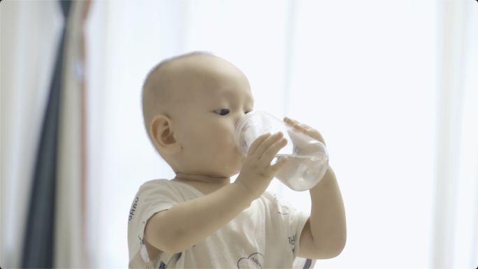 小孩喝水饮水可爱小孩子喝水生活用水健康