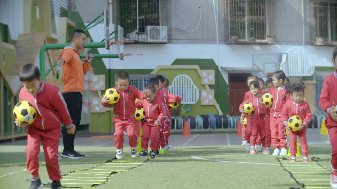 幼儿园幼稚园老师上课小朋友玩耍