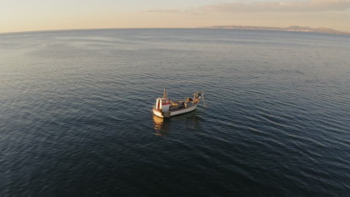 地中海中漂浮的渔船俯瞰图