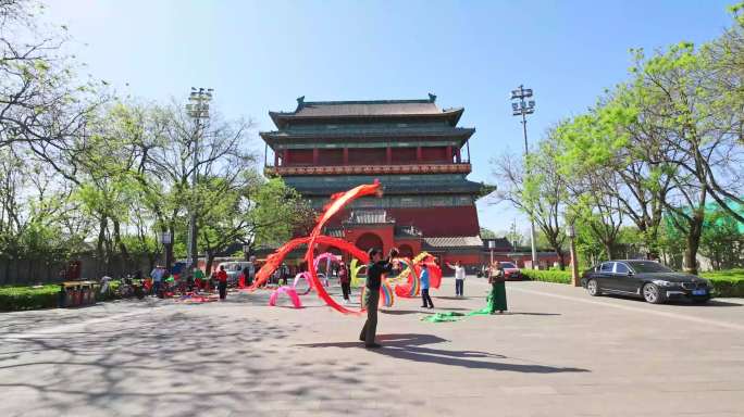 北京市民在鼓楼前舞龙旗