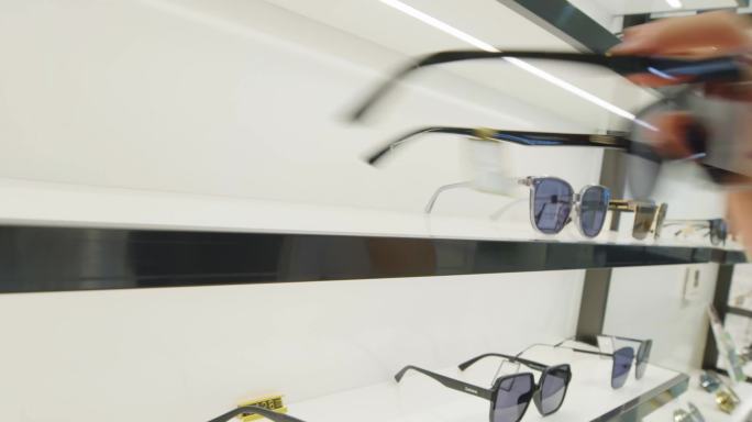 潮流年轻人拿眼镜