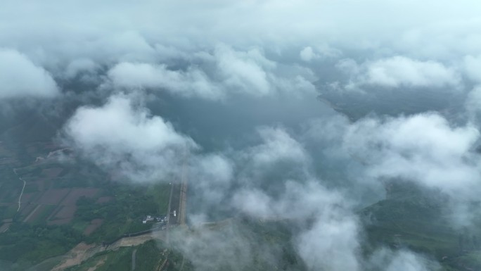 航拍夏季云海水库