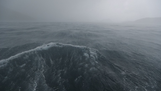 横扫海浪的雨海水翻滚汹涌的海水海浪