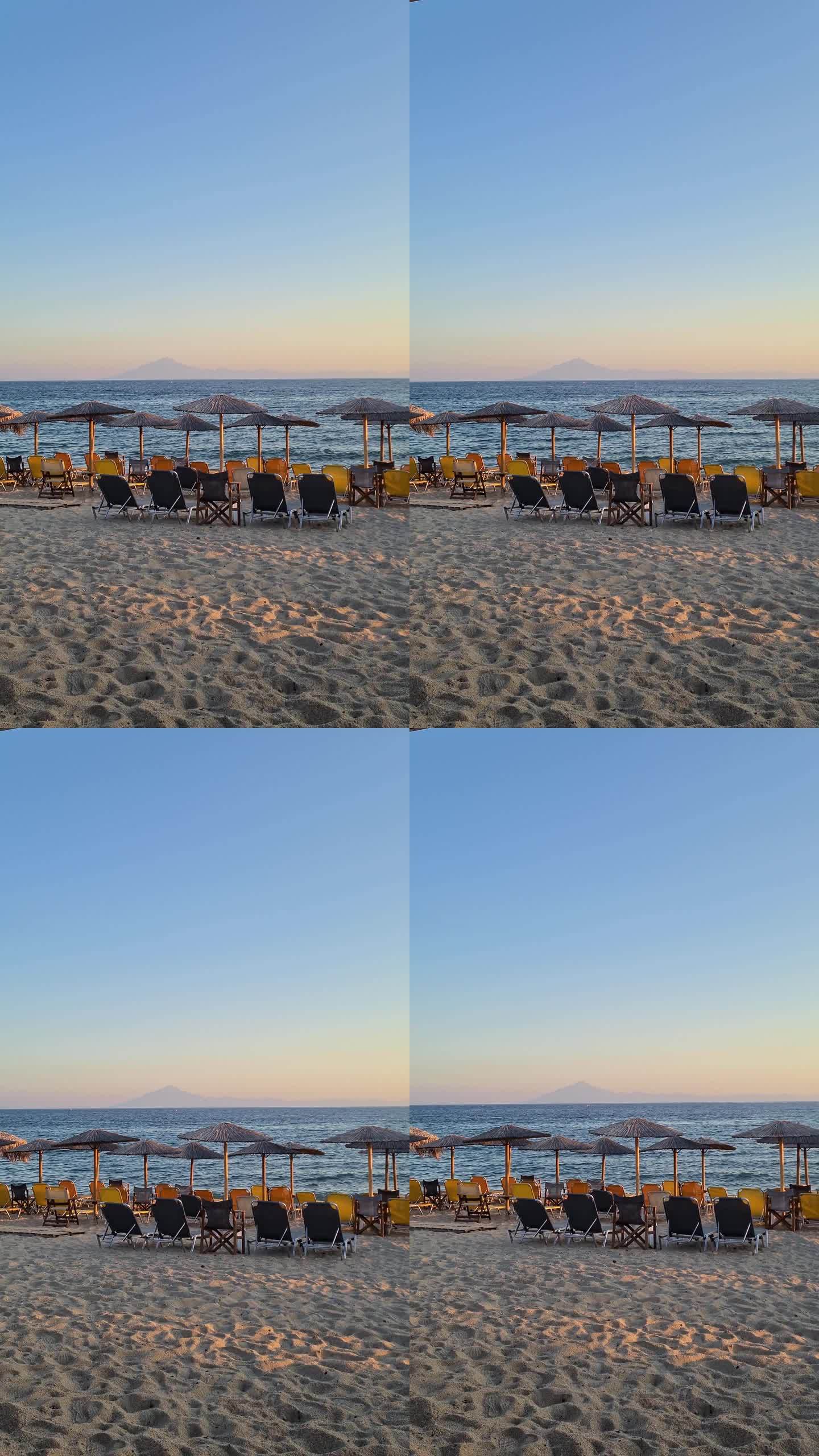 海滩上的空躺椅海滩山的休闲椅子