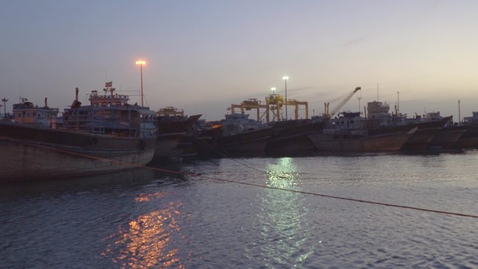 在伊朗南部的船只和单桅帆船码头区域进行平摇
