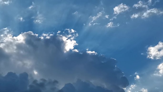 蓝天白云素材 阳光穿过云朵 云朵变化剪影