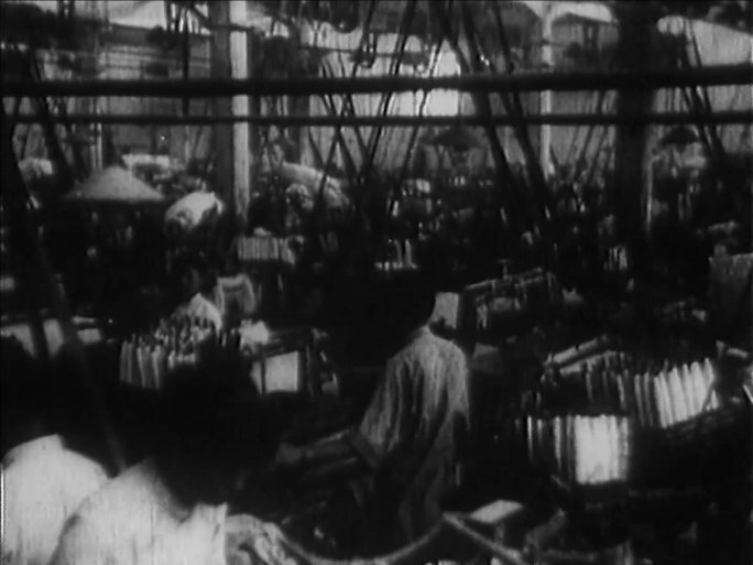 工人在纱厂做工 童工