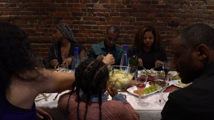 大型非裔美国家庭感恩节和圣诞节晚餐派对